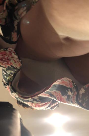买衣服的花裙美女