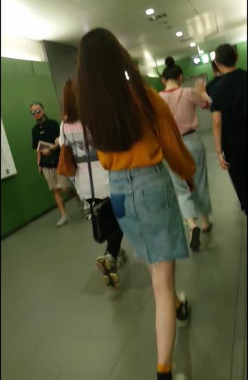 长腿精致美女穿的是什么颜色内内？