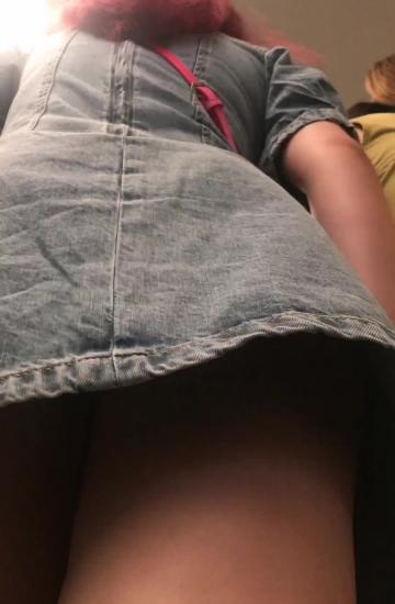 连衣裙美女和闺蜜逛街被偷拍